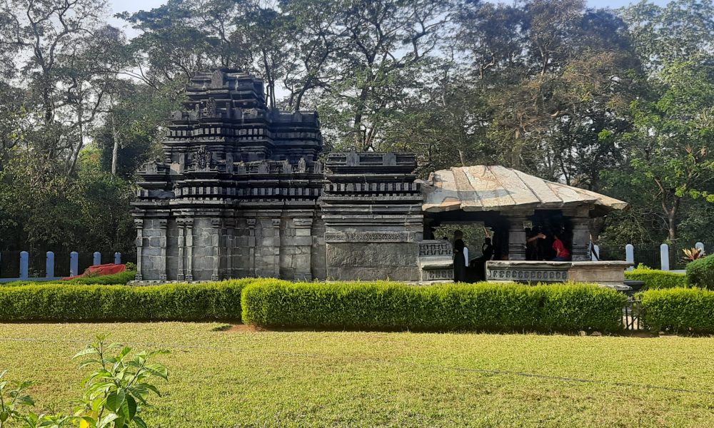 तांबडी सुर्ल शिव मंदिर